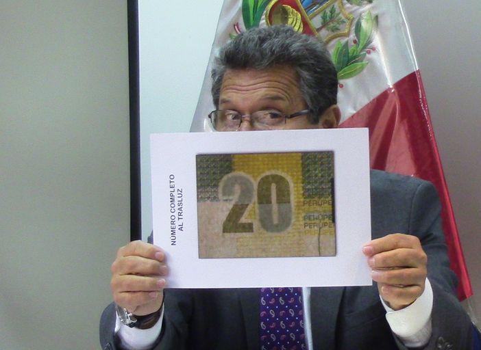 Sepa reconocer un billete falso en tres simples pasos