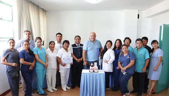 Benefactor Miguel Miranda y personal de salud que han fortalecido la unidad de hemodiálisis en este primer año. (Foto: Difusión)