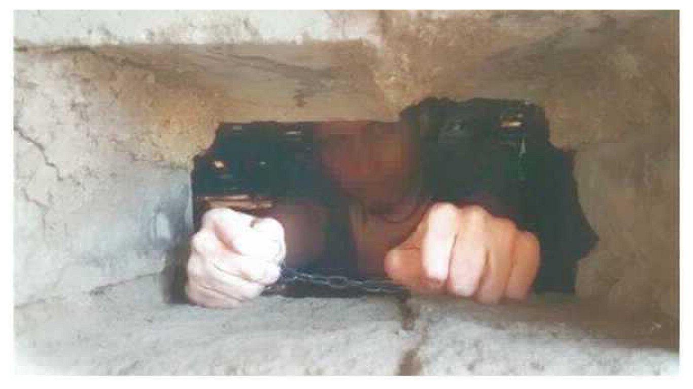 Piura: joven sufre de esquizofrenia y su familia lo tiene encadenado y encerrado