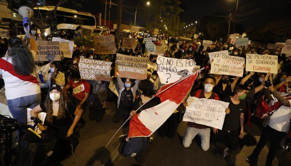 Manifestantes arribaron hasta el frontis de la vivienda de Ántero Flores-Aráoz, ubicada en La Molina. (Fotos: Hugo Pérez/ GEC)