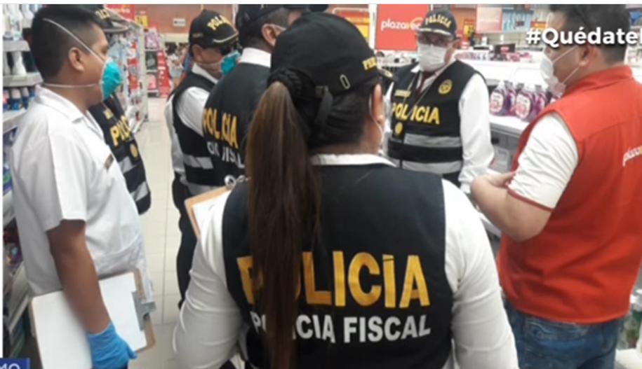 La Policía Fiscal interviniendo el local de Plaza Vea en Chorrillos. Foto: Captura de Canal N