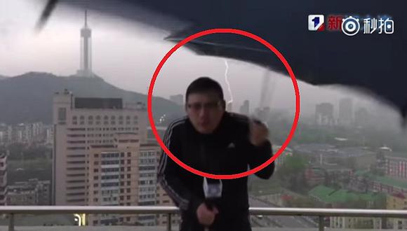 YouTube: rayo impacta a reportero chino en vivo (VIDEO)