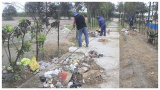 Pobladores se unen a trabajos para limpiar las calles de Santiago de Cao