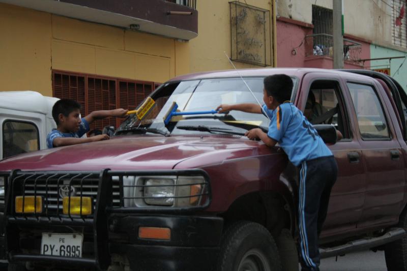 Pobreza los obliga a trabajar para cubrir sus necesidades