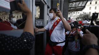 Insultan y lanzan huevos a Richard Swing en manifestación contra Manuel Merino (VIDEO)