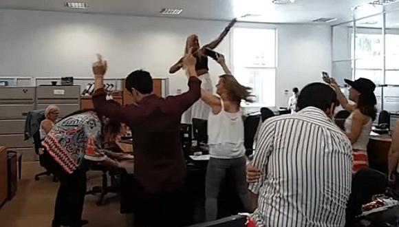 Despiden a funcionaria argentina por bailar sobre una mesa de su trabajo (VIDEO)