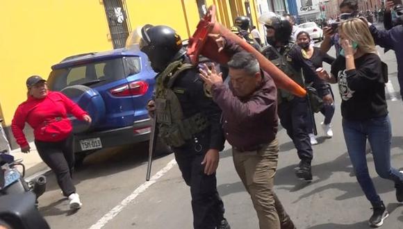 Arturo Fernández Bazán tuvo que escapar en un taxi, después de ir hasta la comuna de Trujillo para increpar a su colega José Ruiz por su presunta mala gestión.