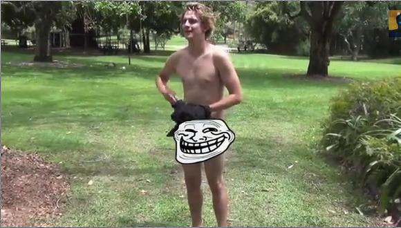 Chico intenta conquistar mujeres completamente desnudo (VIDEO)