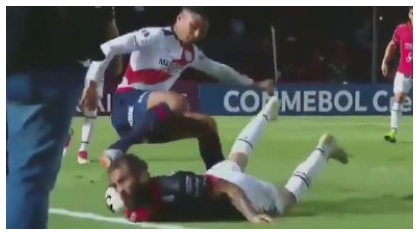 ​Jugador de Colón, desde el piso y con la cabeza, cortó avance de Municipal (VIDEO)