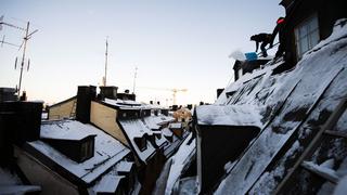 Suecia: Los “quitanieves del cielo” desafían el vértigo sobre los tejados de Estocolmo (FOTOS)
