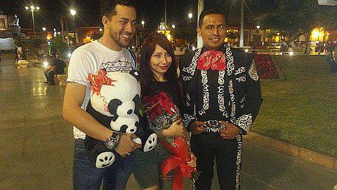 Con mariachis, joven enamorado le pide matrimonio a su novia en la plaza de armas 