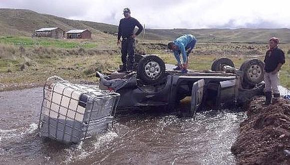 Cusco: Camioneta con 20 mil alevinos de trucha se vuelca y termina en el río 