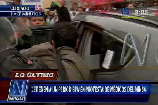 Policía detiene a periodista que cubría huelga médica