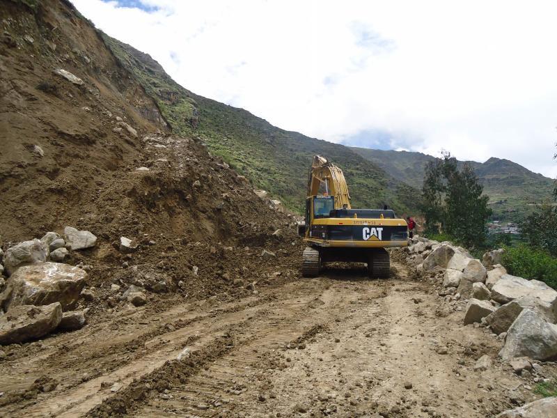 Restablecen transito en distrito de  Huachon 