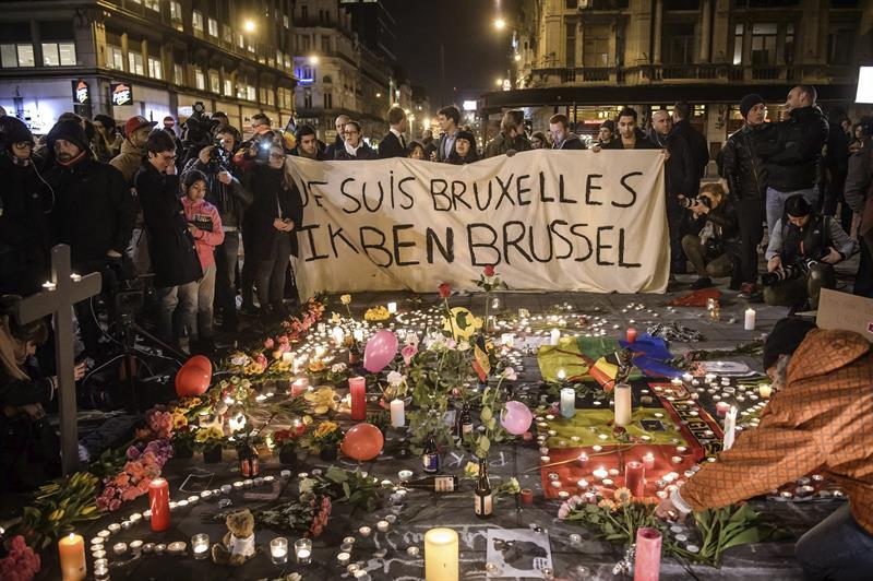 Atentados en Bélgica: Mil personas se concentran en Bruselas para recordar a víctimas