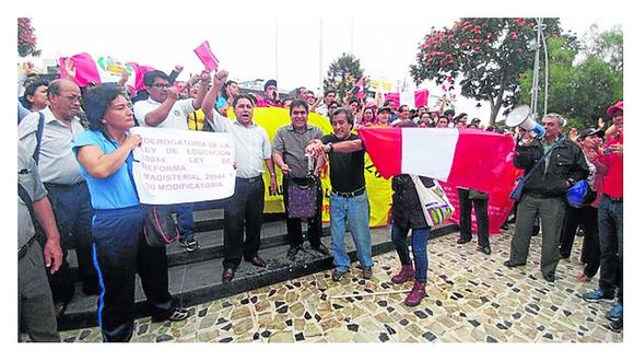 Docentes en huelga se oponen a evaluación y piden aumento de sueldo
