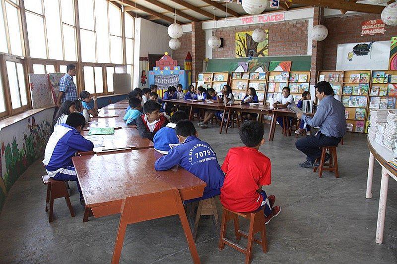 Niñas y niños reciben clases de quechua y bordado andino como parte de talleres de verano