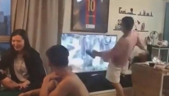 Cantante chino Su Xing rompe su televisor tras la derrota del Barcelona (VIDEO)