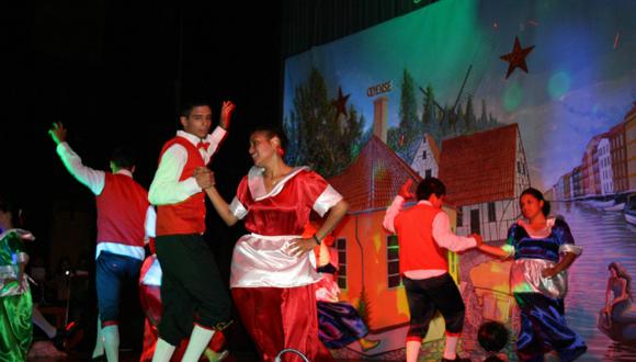 Papa Noel Y Sus Duendes En Escena Espectaculos Correo