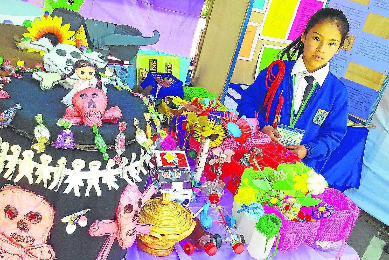 ​Niños elaboran creativos trabajos con la basura que la gente tira al tacho