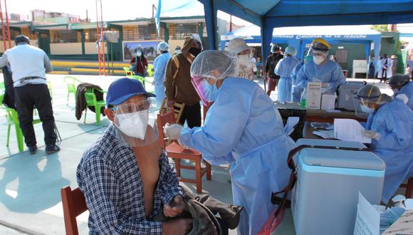 Empezaron a vacunar a mayores de 60 años en Arequipa| Foto: Leonardo Cuito