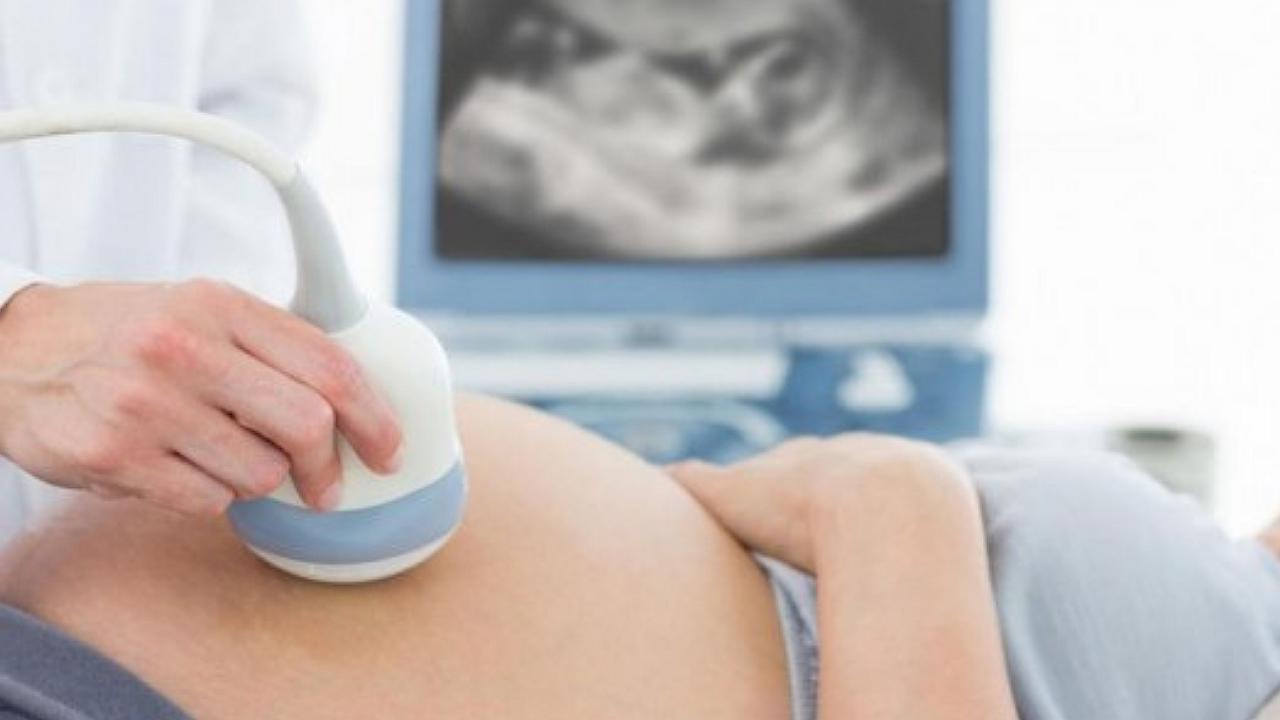 Médico engañó a sus pacientes embarazadas entregándoles la misma ecografía a todas