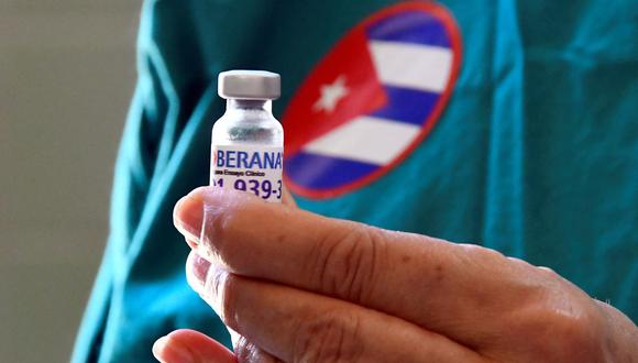 La enfermera Xiomara Rodríguez muestra un frasco de la vacuna candidata cubana Soberana 2 para ser administrado a un voluntario durante su Fase III de prueba en La Habana, Cuba. (Foto de Joaquín Hernández / AFP).
