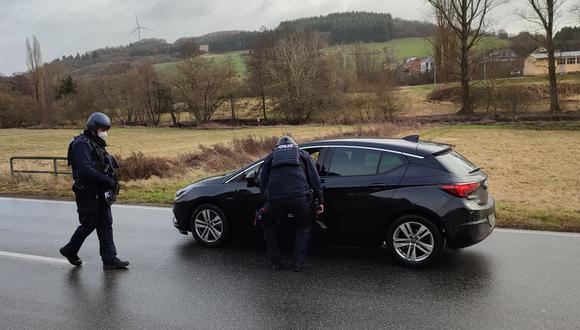 La policía controla un automóvil cerca del lugar donde dos policías fueron asesinados a tiros en la madrugada durante una patrulla de rutina en Kusel, Renania-Palatinado, Alemania occidental, el 31 de enero de 2022. (Foto de Wolfgang STEIL / STEIL-TV / AFP)