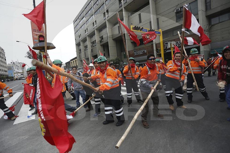 Retiran a dirigente de trabajadores mineros tras protestar en el Pleno del Congreso (FOTOS)