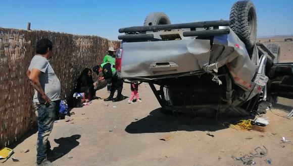 Camioneta volcó en el kilómetro 1,265 de la carretera Panamericana Sur antes de llegar a Moquegua. (Foto: Difusión)