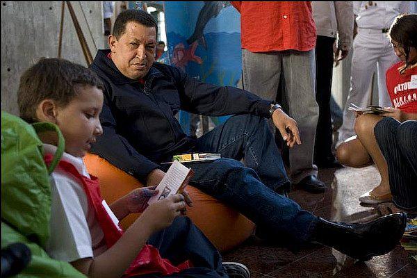 Hugo Chávez recomendaba libros a venezolanos en su programa de TV
