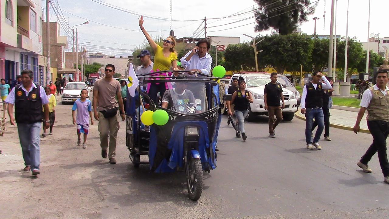 Alejandro Toledo: Le arrojan tomates en Casma