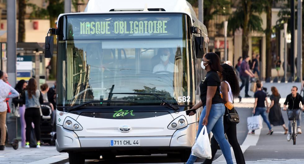 El grupo agresor trató de subir al autobús el domingo por la noche sin billete ni mascarillas, cuyo uso es obligatorio en los transportes públicos en Francia. (Foto referencial: JEAN-FRANCOIS MONIER / AFP)