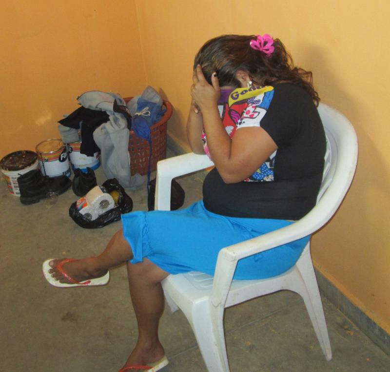 Mujer cae con dos teléfonos en la vagina en penal