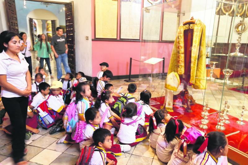 Limeños visitan reliquias de Juan Pablo II