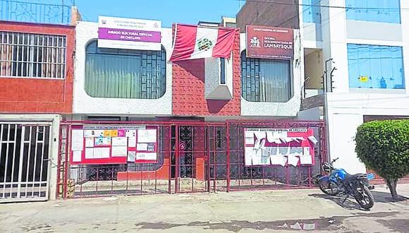 De otro lado, el Jurado Electoral Especial de Chiclayo ha declarado inadmisibles las listas de ocho partidos políticos.