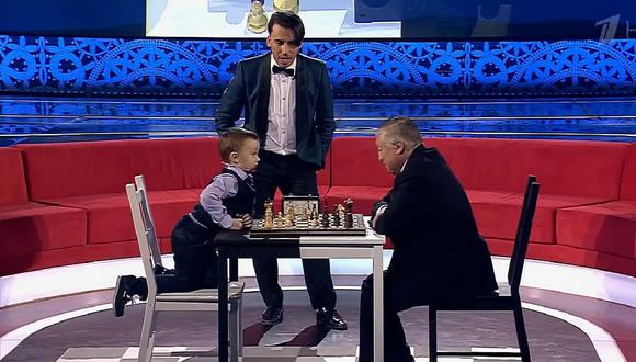 YouTube: Así reaccionó niño de 3 años tras perder partida de ajedrez con Karpov