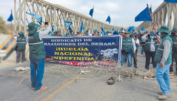 Los trabajadores de Senasa bloquearon el puente del Medio Piura, para impedir el tránsito de los contenedores de las empresas exportadoras.