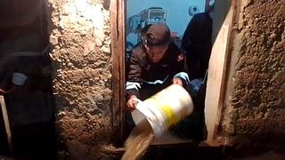 Anciana que se gana la vida como ambulante pierde mercadería en inundación de su vivienda (VIDEO)