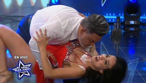 Andrés Hurtado casi hace caer a Rosángela Espinoza mientras bailaban bachata. (Foto: Captura)