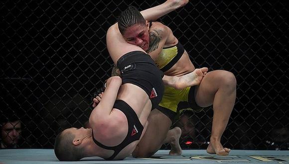 Luchadora se convirtió en la nueva campeona de UFC con este fuerte nocaut a su rival (VIDEO)