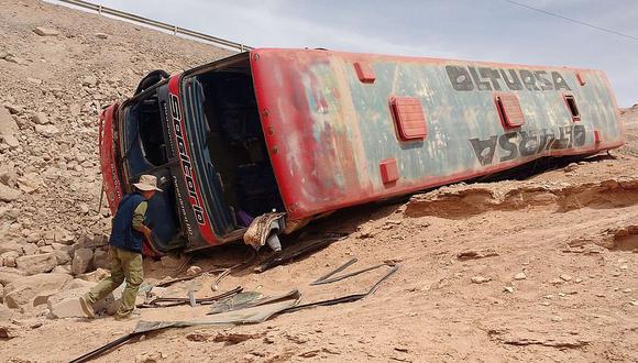 Accidente de tránsito: Bus que iba de Tacna a Juliaca cae a barranco (VÍDEO)