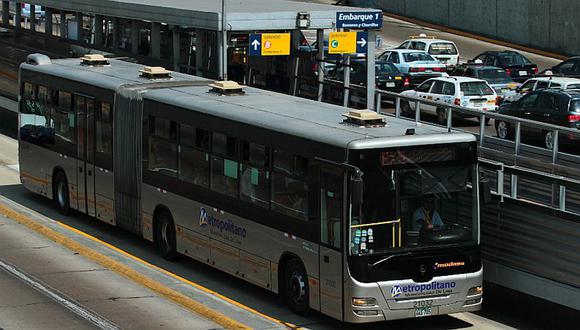 Metropolitano: Usuarios protestan en medio de la pista en demanda a más buses