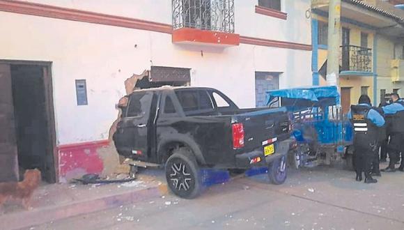 En Nuevo Chimbote, un auto chocó contra un poste y conductor se dio a la fuga.