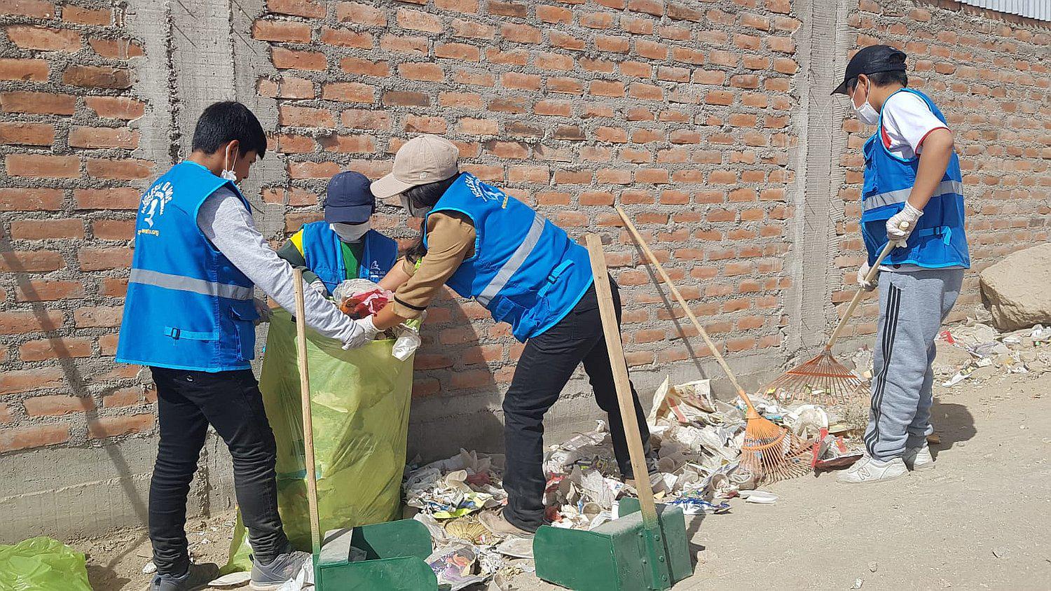 Voluntarios realizan labor de limpieza 