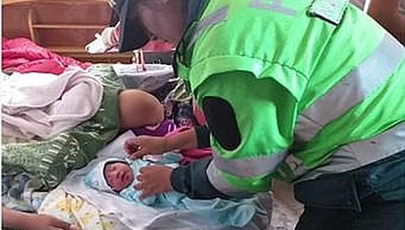 Policías ayudan en labor de parto de joven madre