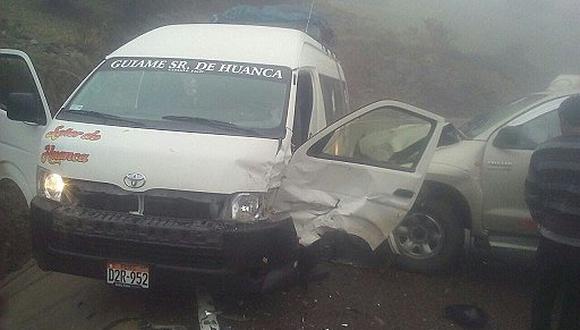 Violento choque entre combi y camioneta deja trece pasajeros heridos
