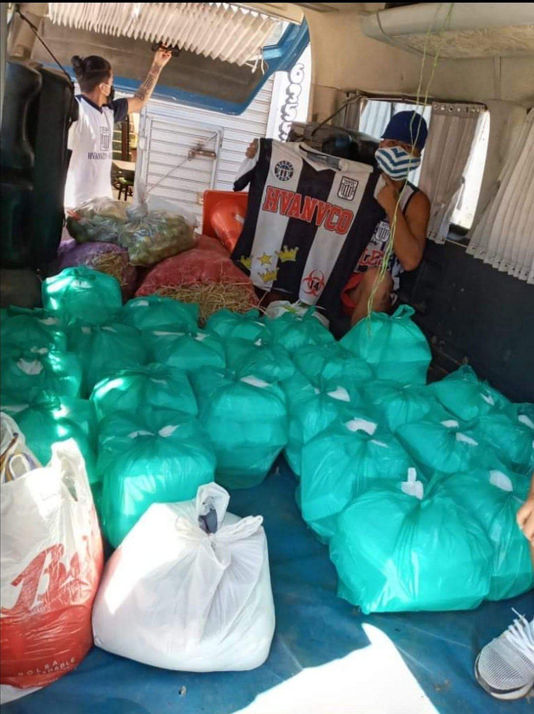 Huánuco: hinchas 'Grones' entregan almuerzos a familias pobres