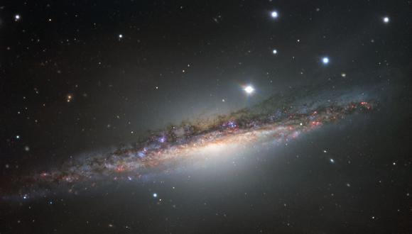Una galaxia es un conjunto de estrellas, nubes de gas, planetas, polvo cósmico, materia oscura y energía unidos gravitatoriamente en una estructura más o menos definida. (Foto: Referencial AFP)