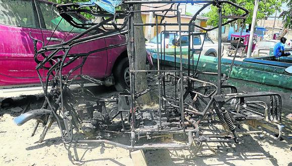 Piura: Delincuentes le prenden fuego a una mototaxi en Veintiséis de Octubr